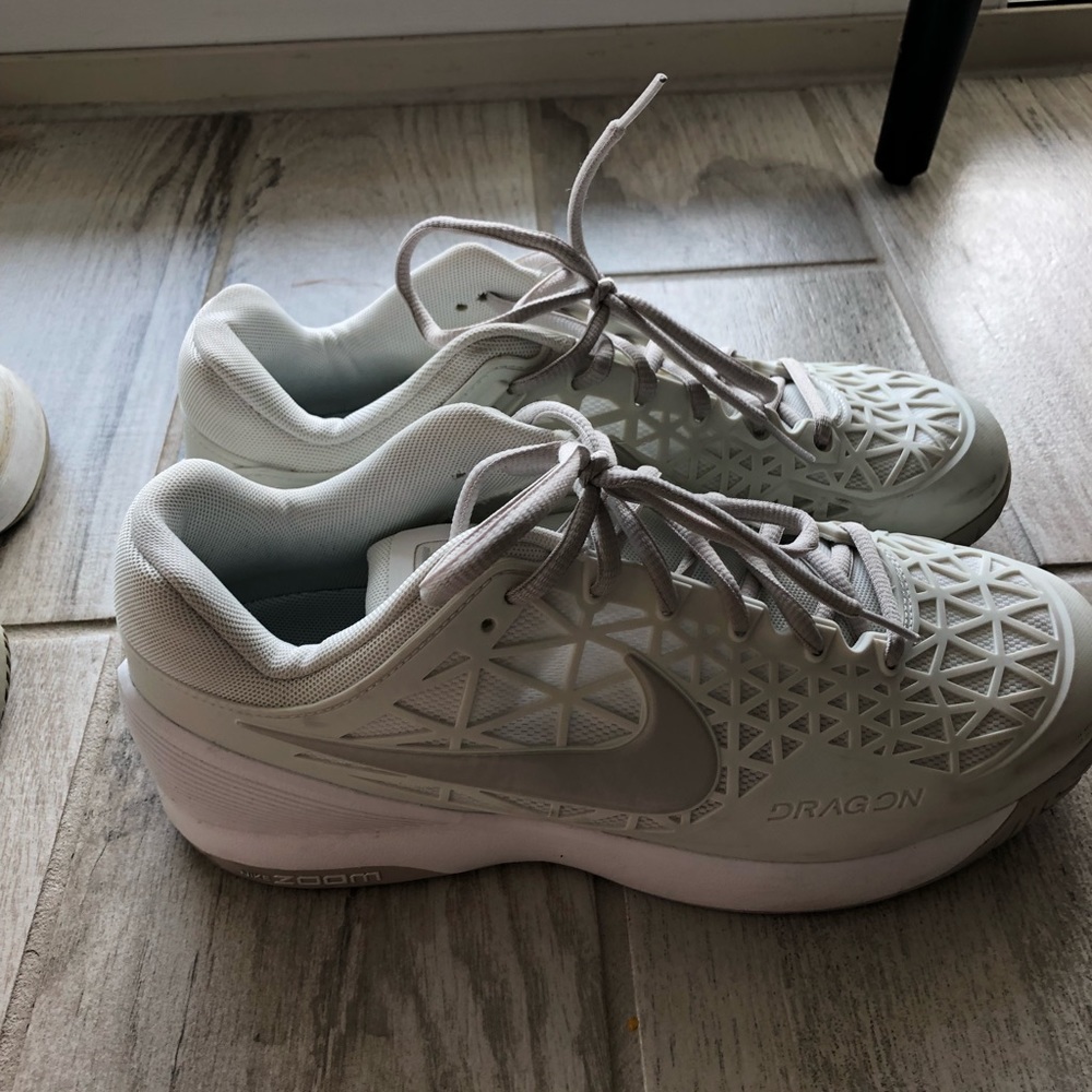 Nike women’s Zoom Cage 2 Tennis Shoe